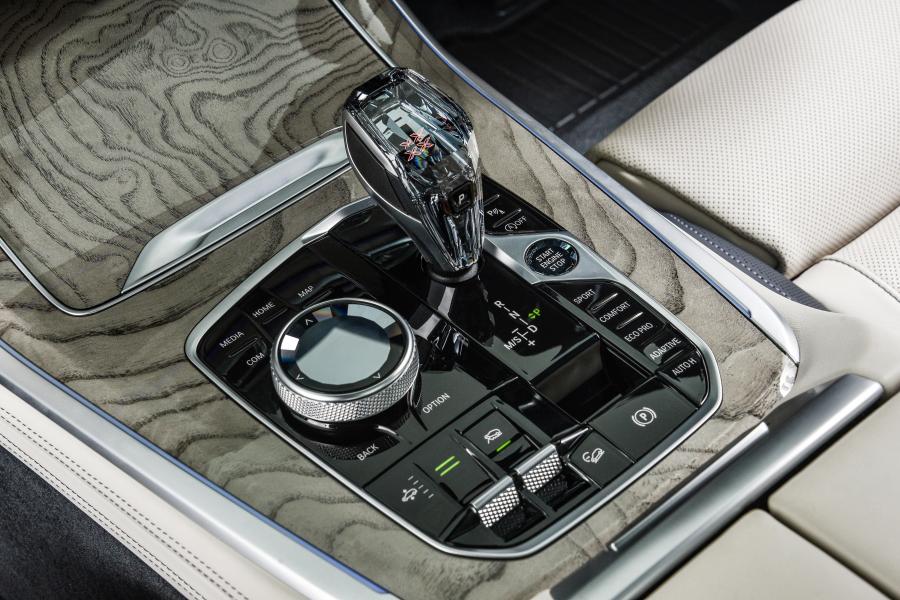 Детали интерьера BMW X7 xDrive30d Design Pure Excellence (G07) 2019 года  (ZA) (фото 29 из 40)